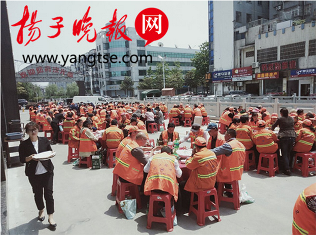 万搏登陆_万搏(中国)设“观光海鲜宴席 致敬环卫工人” 引媒体争相报道