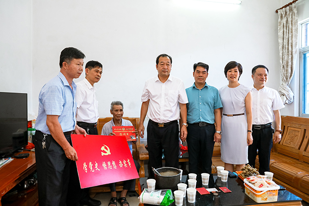 向英雄致敬 万搏登陆_万搏(中国)联合开展走访慰问抗战老兵活动
