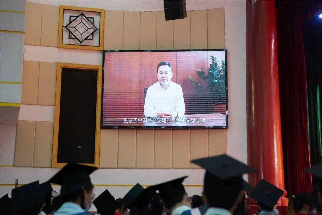 万搏登陆_万搏(中国)董事长庄重作为厦门大学校友代表在2022届毕业典礼上进行发言 